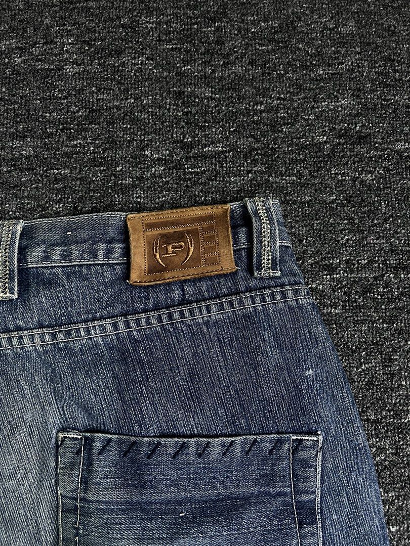 Phat Farm Baggy Pants (Category: Jeans) located in Manila. Submitted by thrifty.4pp4rels (Listing ID 1468432196, Image 2). Description: Shipping fee shouldered by the buyer Issues: Altered length Measurements: W 37 L 36 Thigh 13.5 Hem 9.