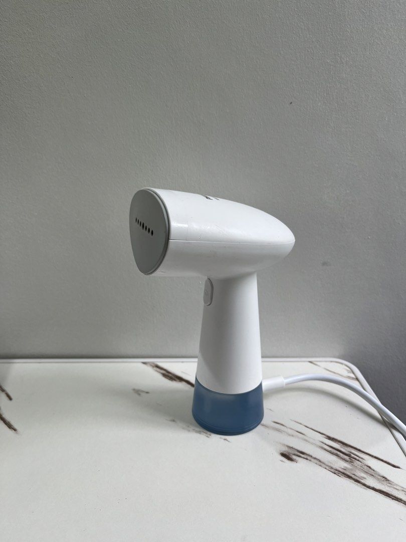 Philips 1000 Series Handheld Steamer (Category: Irons & Steamers) located in Bacacay. Submitted by aiksgoods (Listing ID 1468436854, Image 1). Description: .