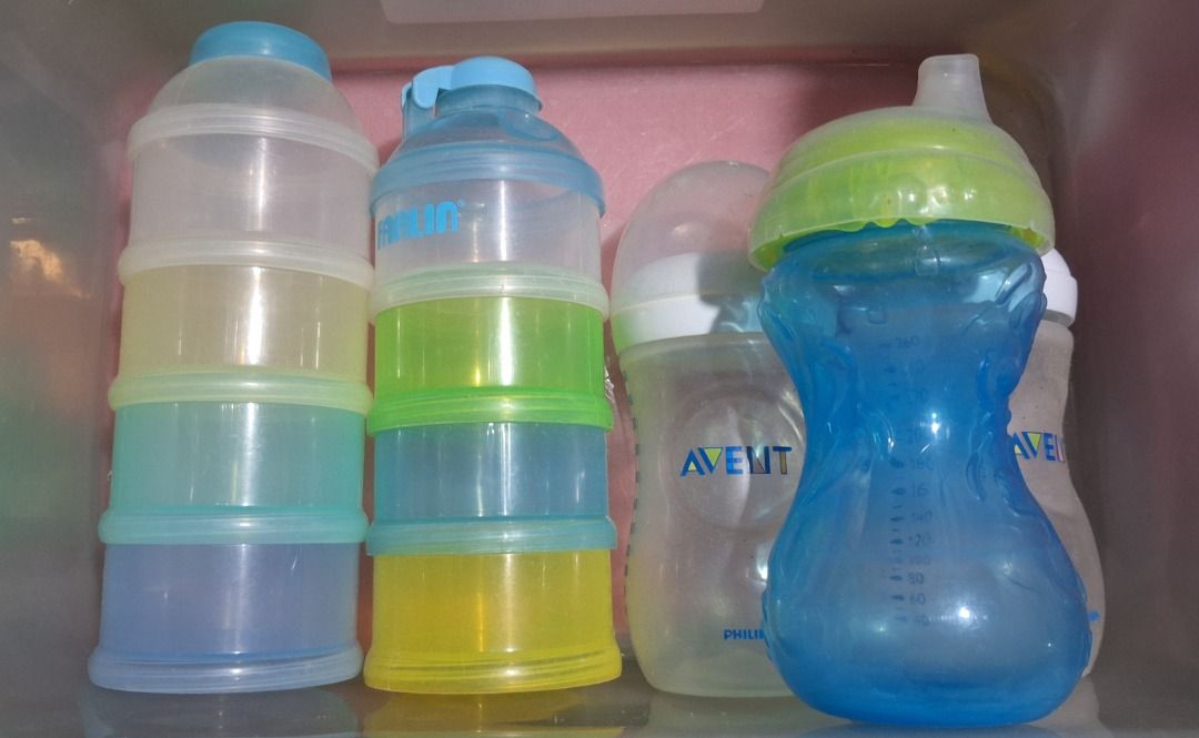 PHILIPS Avent Bottles (Category: Breastfeeding & Bottle Feeding) located in General Trias. Submitted by aeunice (Listing ID 1468334191, Image 1). Description: In Good Condition. Feeding bundle on-the-go! Includes 2 Philips Avent bottles, a blue/green toddler sippy cup and 2 stackable milk powder dispensers. Shows normal signs of use, thoroughly cleaned and ready to use. Meet up / Shipping via Lalamove, JnT, Gogo Express & LBC .