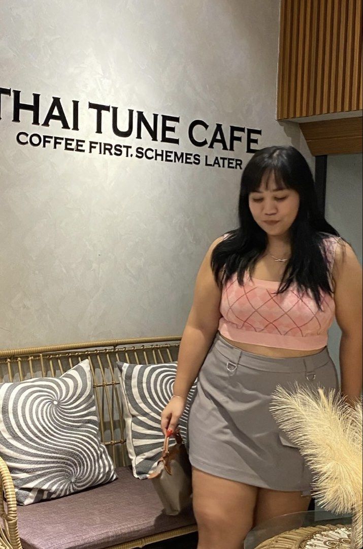 Pink Argyle Knit Crop Top Vest (Category: Sleeveless) located in Manila. Submitted by nienieniee (Listing ID 1468469029, Image 2). Description: - freesize but preferably size M to semi XL - hugs the body and very flattering!! got compliments w this one - cropped length, pairs well with high-waisted skirts - worn once lang, like new.