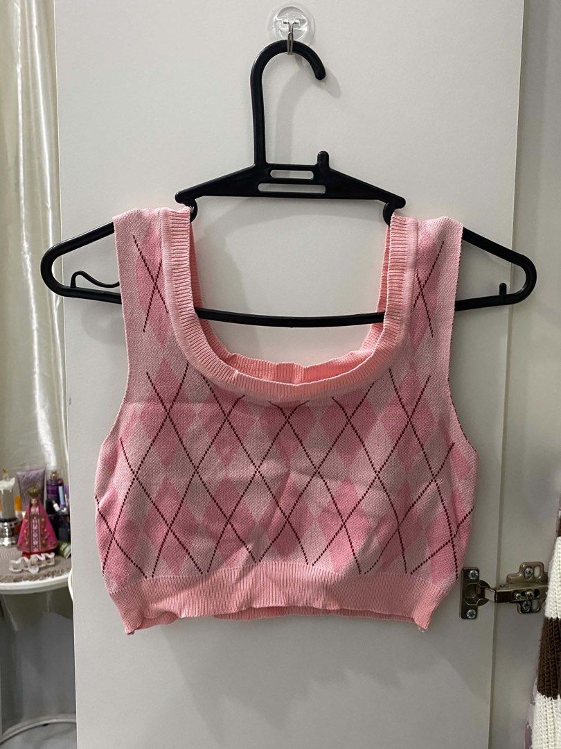 Pink Argyle Knit Crop Top Vest (Category: Sleeveless) located in Manila. Submitted by nienieniee (Listing ID 1468469029, Image 1). Description: - freesize but preferably size M to semi XL - hugs the body and very flattering!! got compliments w this one - cropped length, pairs well with high-waisted skirts - worn once lang, like new.
