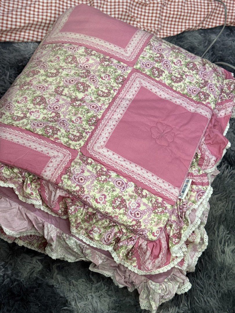 Pink patchwork comforter (Category: Bedding & Towels) located in Calauan. Submitted by _ramona (Listing ID 1468328823, Image 3). Description: queen size issue: discoloration? yellowish yung iba white parts baka kaya ng colorsafe zonrox idk my fav hard to let go but really need funds too many comforter nadin NEED WASH NATAMBAKKK .