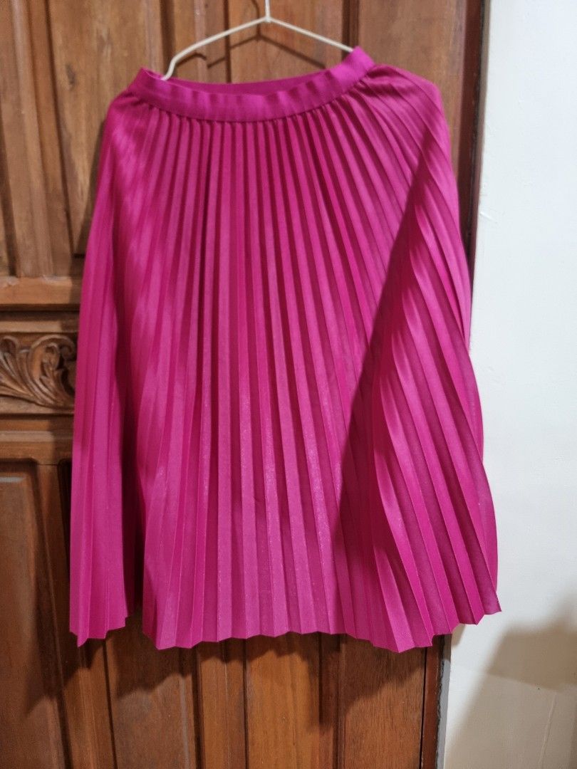Pink Pleated Skirt (Category: Skirts) located in Makati City. Submitted by amberirix (Listing ID 1468326319, Image 2). Description: Unused Size Medium Location: Taguig MOP: BPI only, no Gcash Shipping via Lalamove, Grab, J&T.
