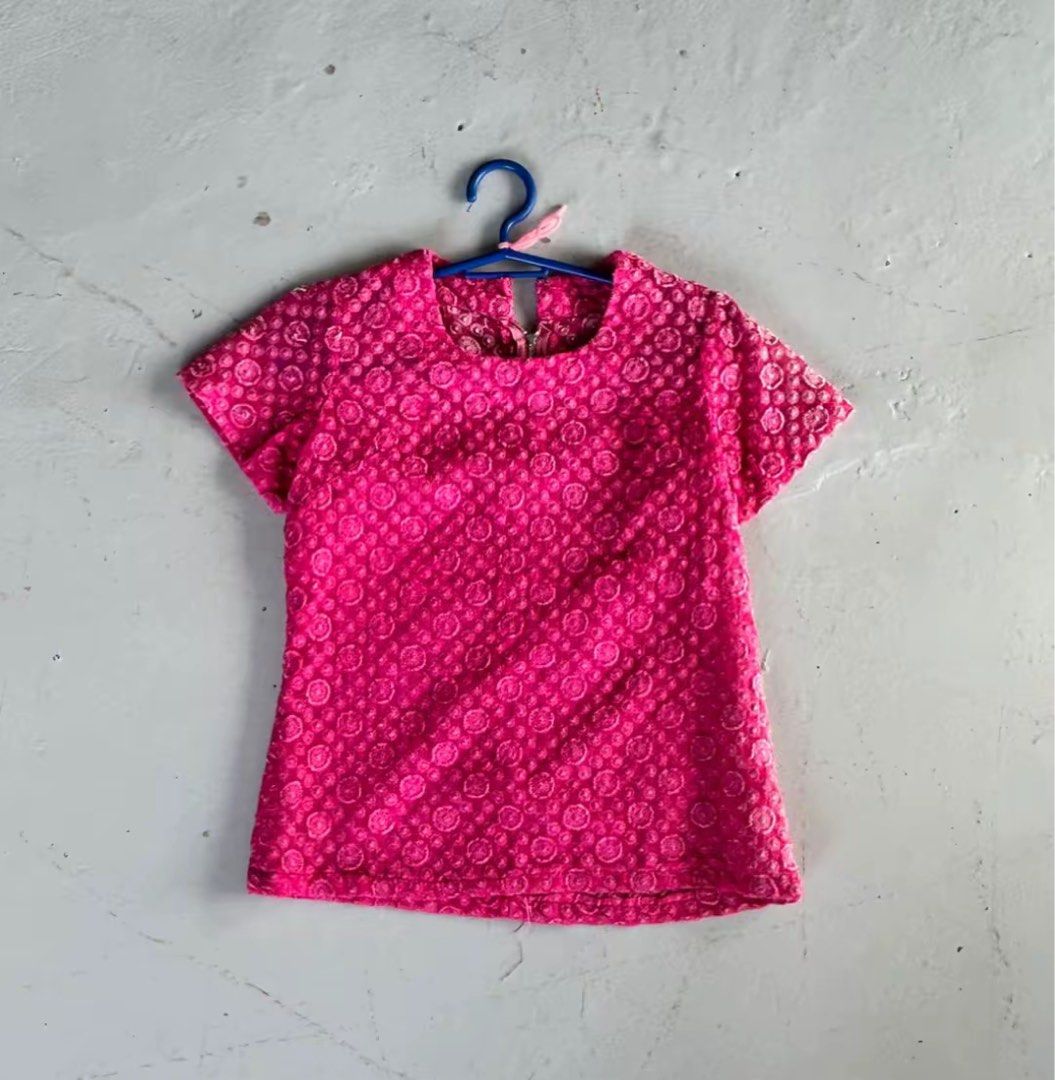 Pink Y2K Top (Category: Blouses) located in Pinamalayan. Submitted by _dragonfly (Listing ID 1468458606, Image 1). Description: 🪡 zipper at the back .