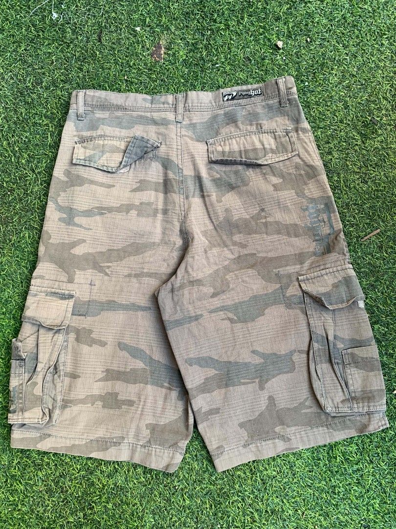 Piping Hot Camou Cargo (Category: Shorts) located in Carmen. Submitted by fukqueazz (Listing ID 1468461477, Image 2). Description: Piping Hot W 28-29/ L 22/ LO 11 Good Condition No Issues 📍Cebu JnT Express Mop:Gcash.