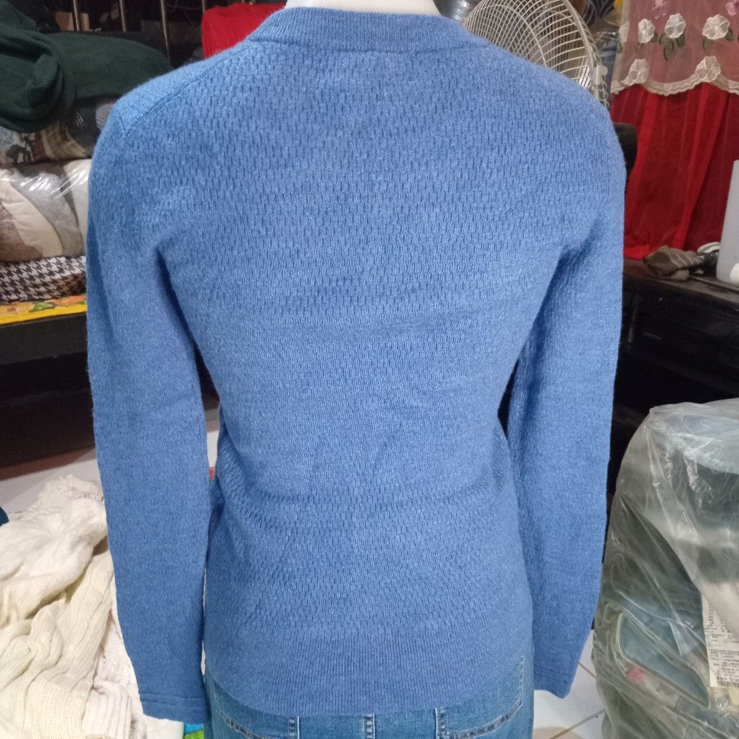BR plain color pull up sweater (Category: Coats, Jackets and Outerwear) located in Angono. Submitted by thrifted.fashionshop (Listing ID 1468462090, Image 2). Description: Fit - xs *knitted *close neck *plain color - blue <COLORS MAY VARY DUE TO LIGHTING> MOP : Gcash only COURIER : Jnt / Lalamove REMINDER : Shipping fee ay hindi kasama sa presyo ng item.