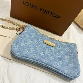 (Category: ) located in . Submitted by the.hidden.closet (Listing ID 1468370891, Image 1). Description: .