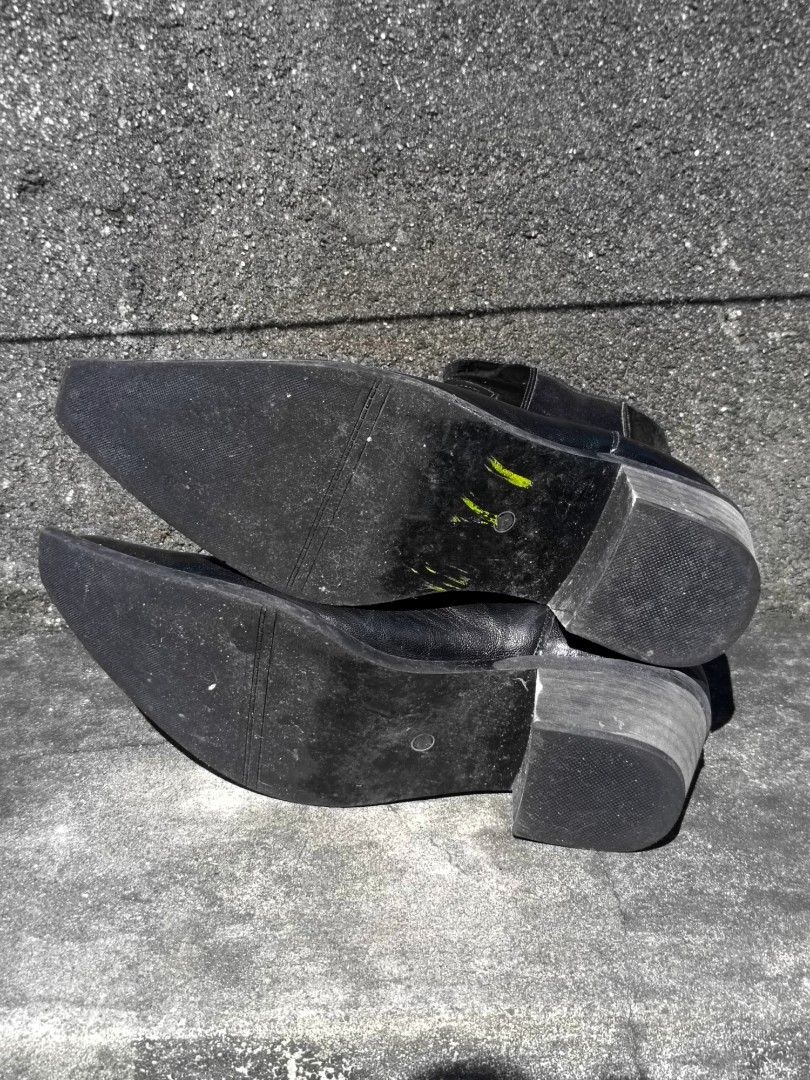 Pointed Archive Boots (Category: Boots) located in Manila. Submitted by nnoblesse (Listing ID 1468343763, Image 3). Description: size 43-44 very snug if ur a sz 45 shoot your offers.
