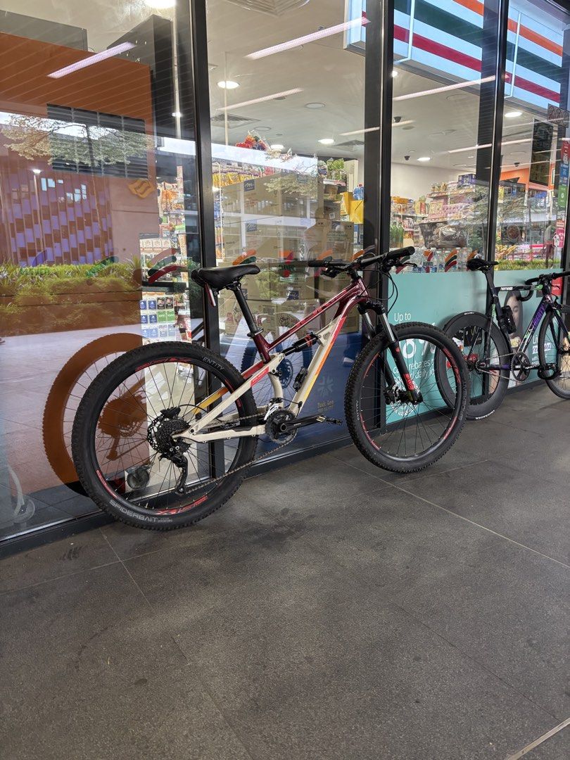 polygon D5 (Category: Bicycles) located in Singapore. Submitted by truefalcon-3285 (Listing ID 1468412249, Image 2). Description: fast deal 700$ take and go specs shimano crank arm shimano hydraulic breaks shimano derayler pm for more specs accept cash only negotiable condition 9/10 pm if int.