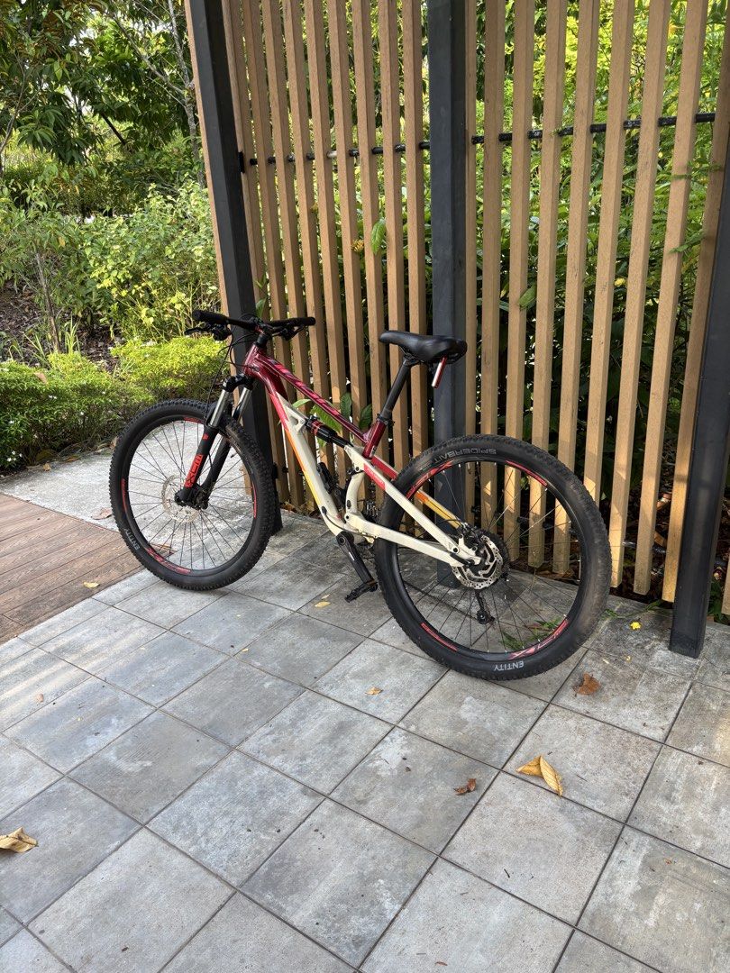 polygon D5 (Category: Bicycles) located in Singapore. Submitted by truefalcon-3285 (Listing ID 1468412249, Image 3). Description: fast deal 700$ take and go specs shimano crank arm shimano hydraulic breaks shimano derayler pm for more specs accept cash only negotiable condition 9/10 pm if int.