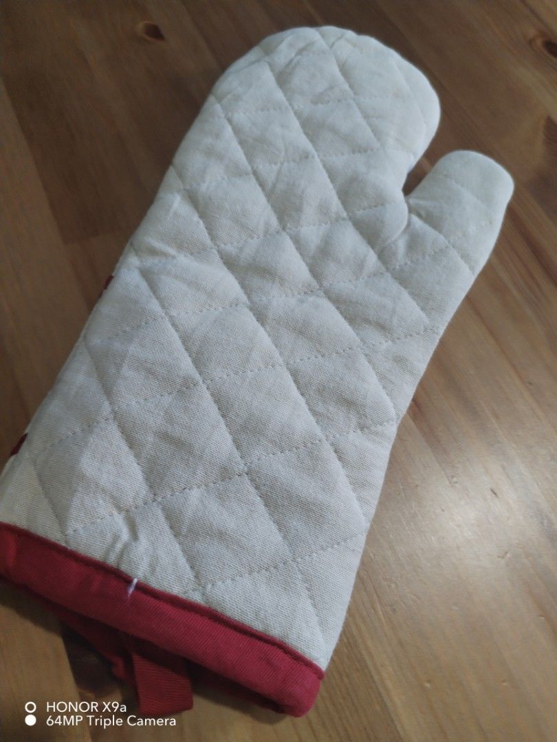 Pot Holder (Category: Towels, Napkins & Holders) located in Muntinlupa City. Submitted by arciagamaryann68 (Listing ID 1468337470, Image 3). Description: Like new condition .