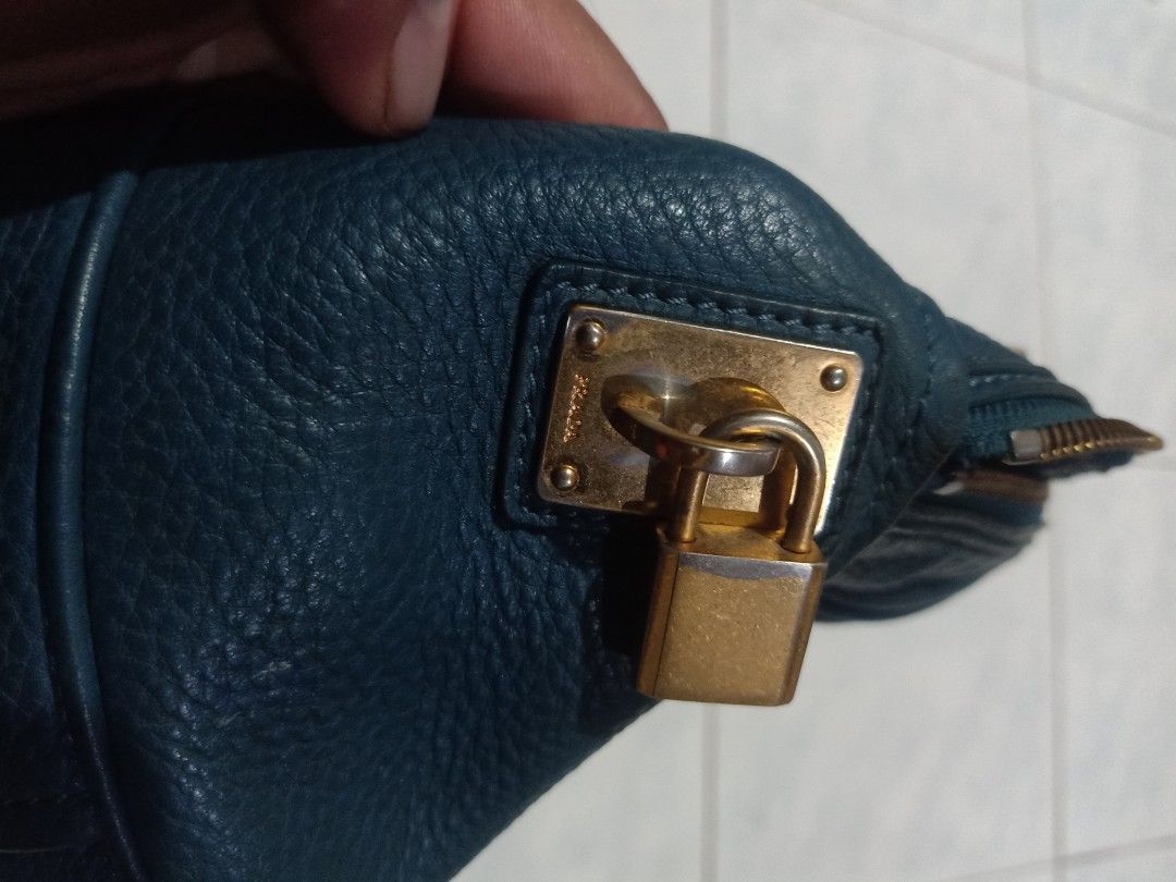 PRADA BAG (Category: Shoulder Bags) located in Iloilo. Submitted by ukaynizoee (Listing ID 1468428151, Image 2). Description: preloved bags but we'll loved pm is the key negotiable.