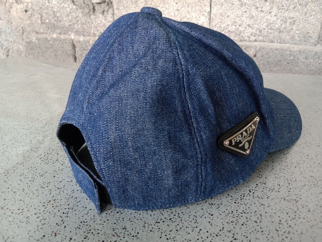 Prada Baseball cap (Category: Caps & Hats) located in La Carlota. Submitted by leamart25 (Listing ID 1468446406, Image 3). Description: Prada baseball cap Metal logo No issue Excellent condition (as new) ONLINE REFERENCE ON THE LAST PART.