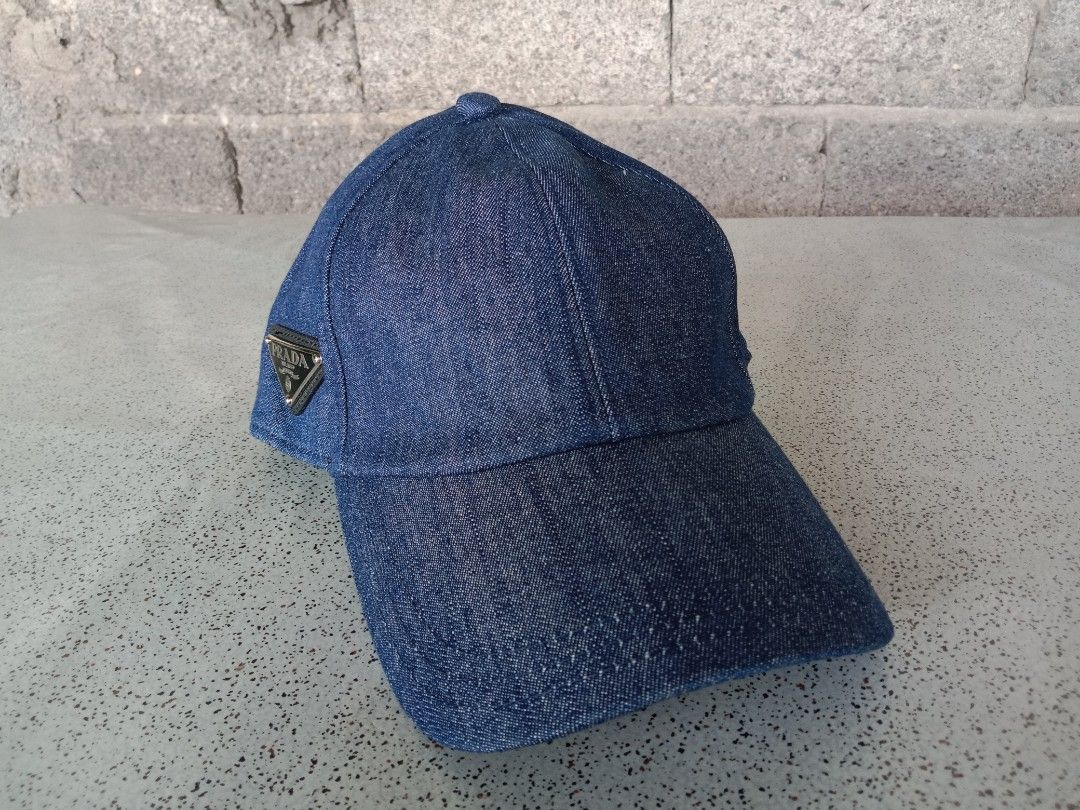 Prada Baseball cap (Category: Caps & Hats) located in La Carlota. Submitted by leamart25 (Listing ID 1468446406, Image 2). Description: Prada baseball cap Metal logo No issue Excellent condition (as new) ONLINE REFERENCE ON THE LAST PART.