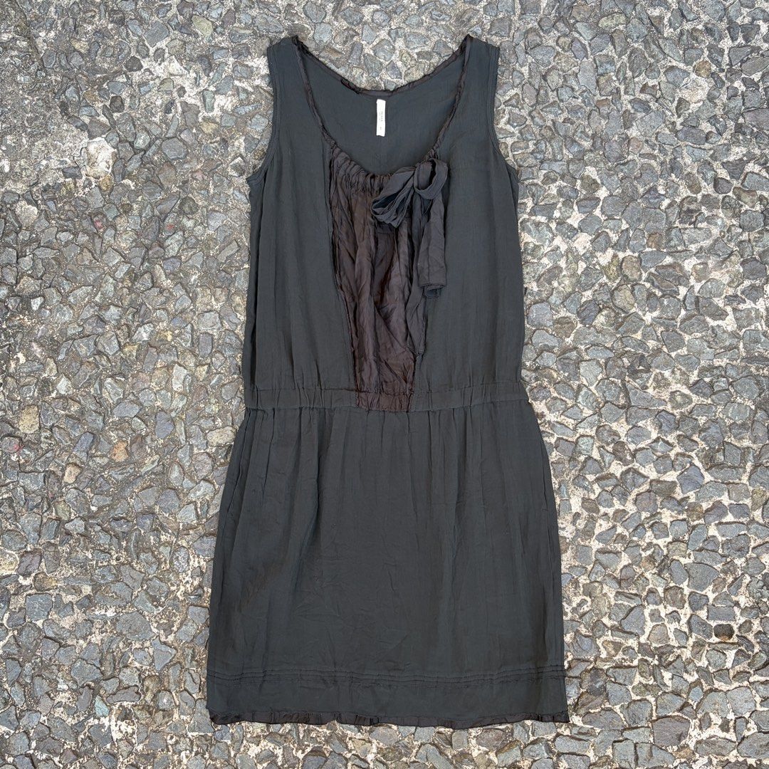 Prada Sleeveless Midi Dress 2008 (Category: Dresses) located in Manila. Submitted by stablesource (Listing ID 1468383575, Image 1). Description: Prada Sleeveless Midi Dress 2008 Size 42 Dimension: 18.5 Width 40 Full Length Excellent Kindly Check All Details Before Purchase🤝.