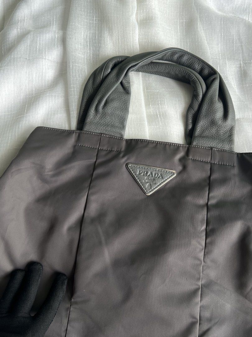 Prada tote bag (Category: Luxury Bags & Wallets) located in Las Pinas. Submitted by jpicked (Listing ID 1468333823, Image 2). Description: .
