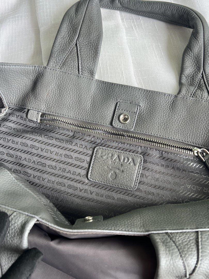 Prada tote bag (Category: Luxury Bags & Wallets) located in Las Pinas. Submitted by jpicked (Listing ID 1468333823, Image 3). Description: .