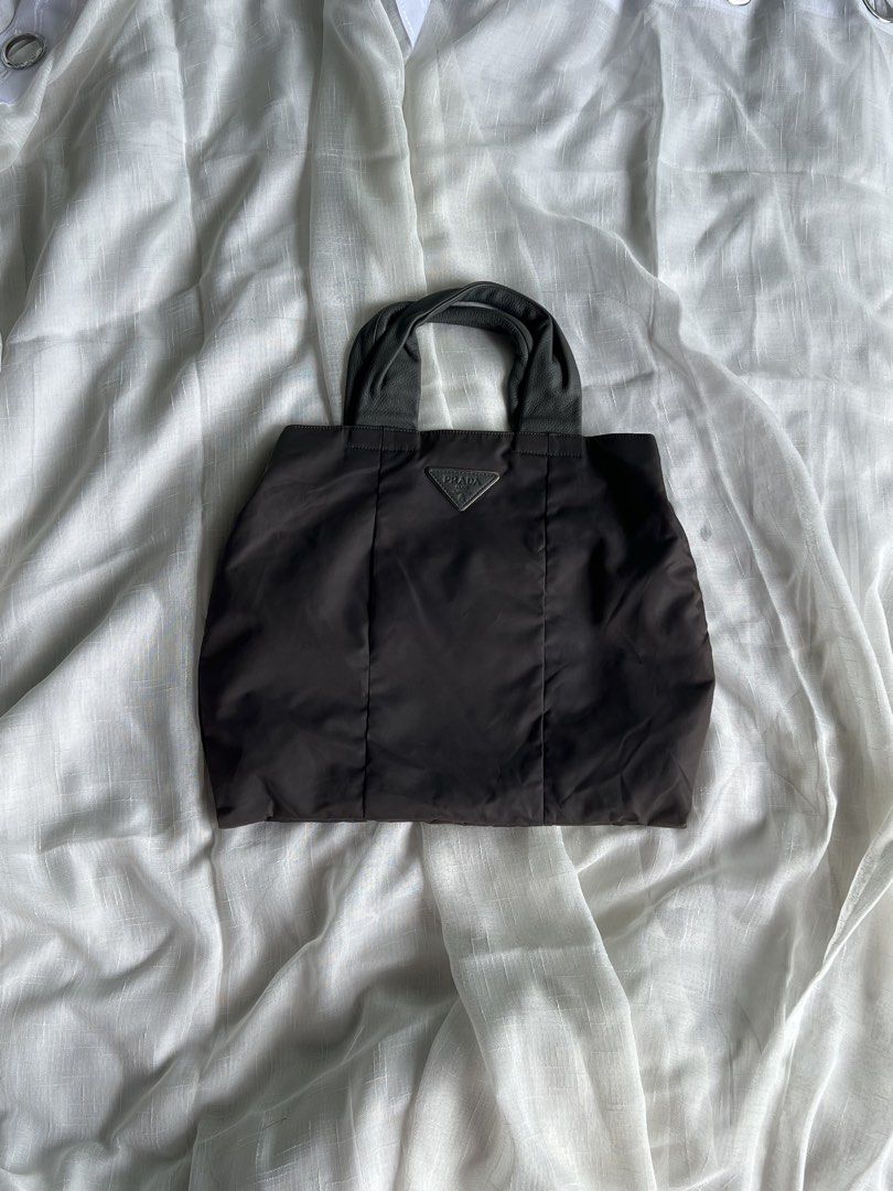 Prada tote bag (Category: Luxury Bags & Wallets) located in Las Pinas. Submitted by jpicked (Listing ID 1468333823, Image 1). Description: .