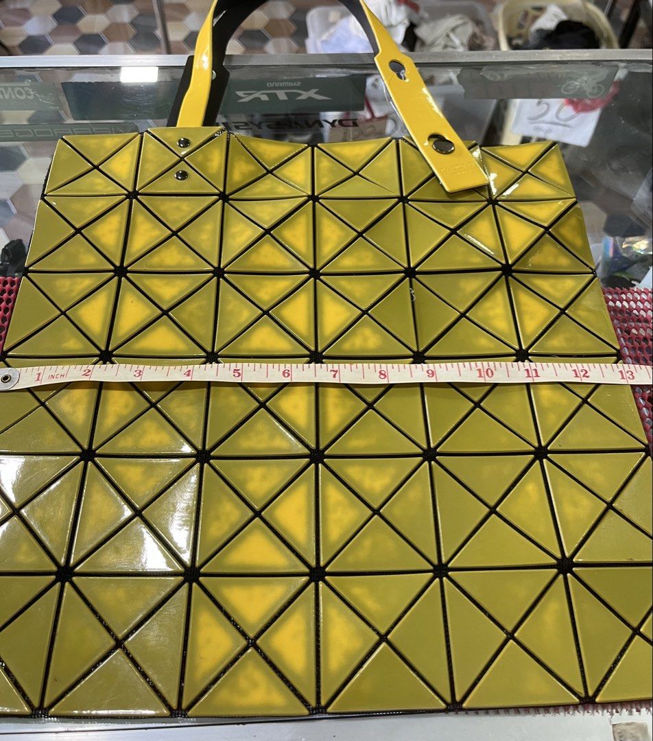 Preloved Authentic Baobao Two Tone Tote Bag (Category: Tote Bags) located in Iloilo. Submitted by preciousgems_collection (Listing ID 1468289644, Image 3). Description: Preloved.
