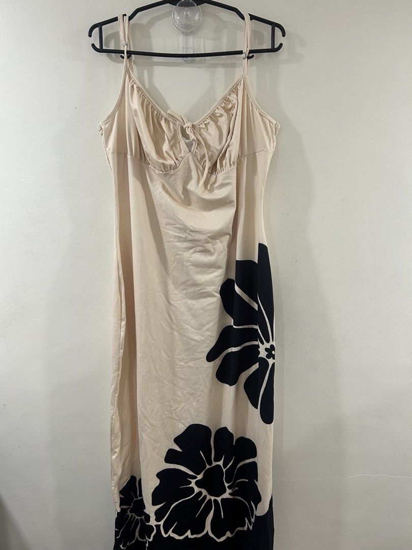 Preloved dresses (Category: Dresses) located in Manila. Submitted by quicklion.d82146 (Listing ID 1468461799, Image 2). Description: Some are branded. Some are not used at all. In good condition. PM for sizes.