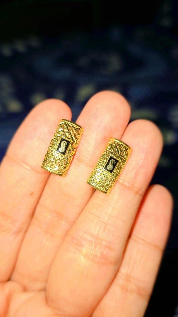 Premium Monaco 18K Gold Earrings with Certificate (Category: Earrings) located in Manila. Submitted by jzqjewelryshop (Listing ID 1468297950, Image 2). Description: For Sale ‼️ Premium Monaco 18k Stud Earrings w/ Certificate 2.53g (7950 per gram) Loc. South Caloocan.