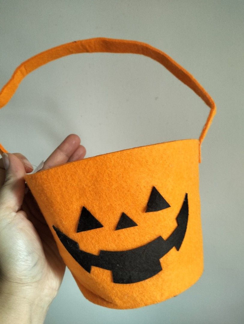 Pumpkin Halloween Kids Bag (Category: Babies & Kids Fashion) located in Baguio. Submitted by toys_of_yesteryear (Listing ID 1468382331, Image 2). Description: 📌loc. Baguio New Pumpkin Bag felt cloth material Note: Ifofold kung ipapaship para magkasya sa pouch.