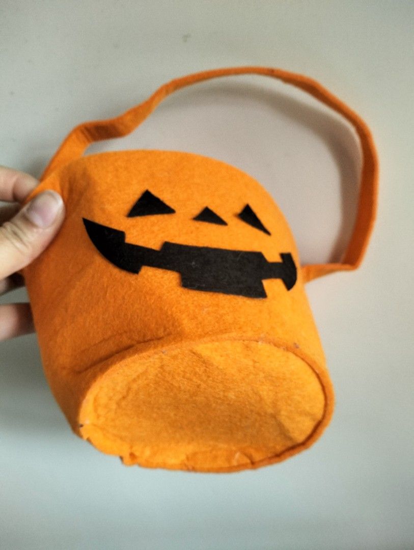Pumpkin Halloween Kids Bag (Category: Babies & Kids Fashion) located in Baguio. Submitted by toys_of_yesteryear (Listing ID 1468382331, Image 3). Description: 📌loc. Baguio New Pumpkin Bag felt cloth material Note: Ifofold kung ipapaship para magkasya sa pouch.