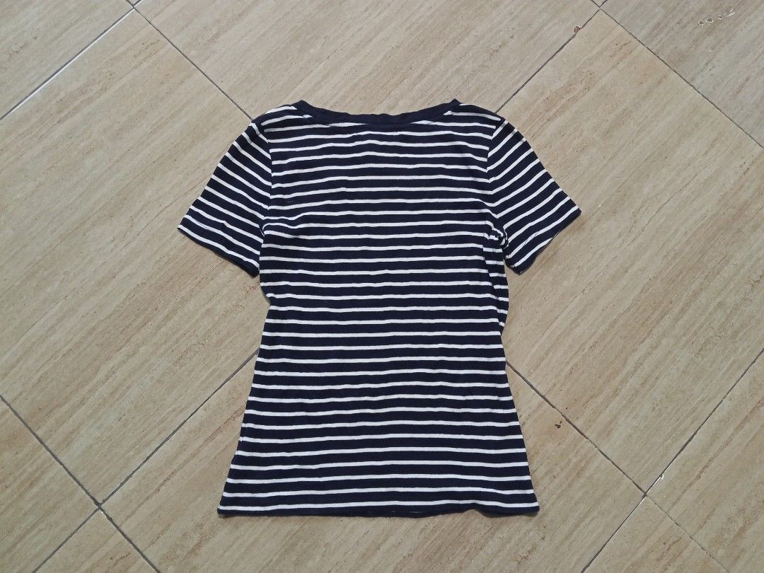 Ralph Lauren (Category: Blouses) located in Glan. Submitted by cpaharodde48008 (Listing ID 1468404043, Image 3). Description: Ralph Lauren Women's blouse Excellent condition Size small Width - 16.5 x Length - 22.5.