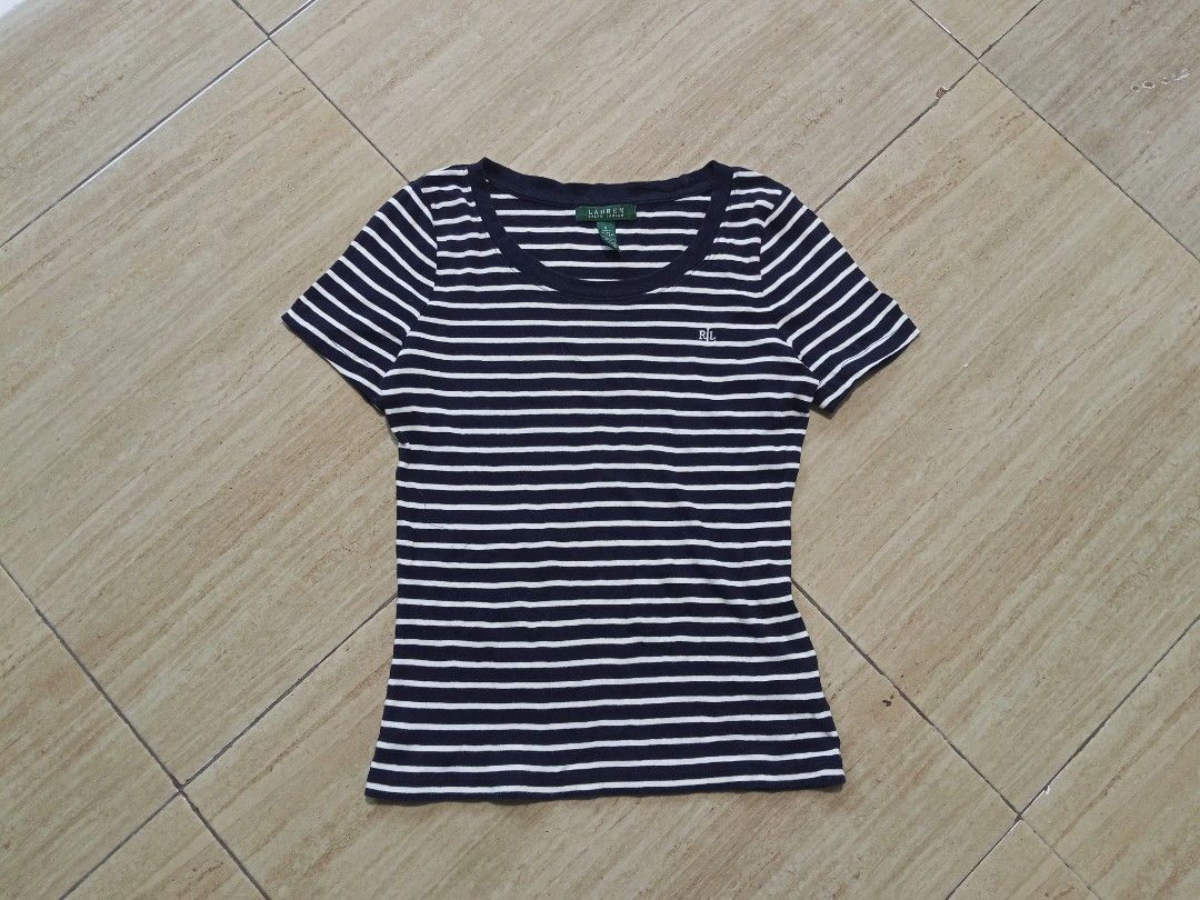Ralph Lauren (Category: Blouses) located in Glan. Submitted by cpaharodde48008 (Listing ID 1468404043, Image 2). Description: Ralph Lauren Women's blouse Excellent condition Size small Width - 16.5 x Length - 22.5.