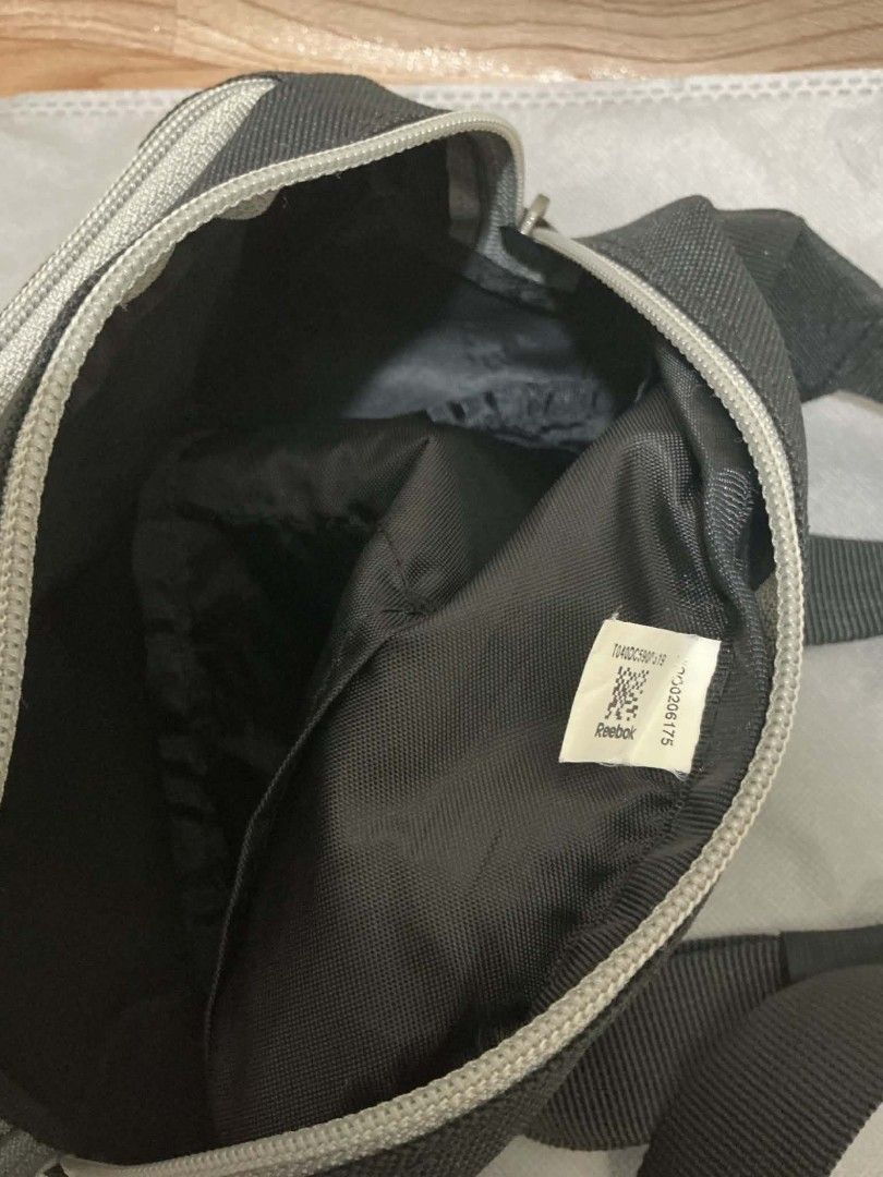 Reebok beltbag (Category: Belt bags, Clutches and Pouches) located in Los Banos. Submitted by mitchikoha40692 (Listing ID 1468371692, Image 2). Description: small size kasya promax maluwag pa good for everyday use execellent condition.
