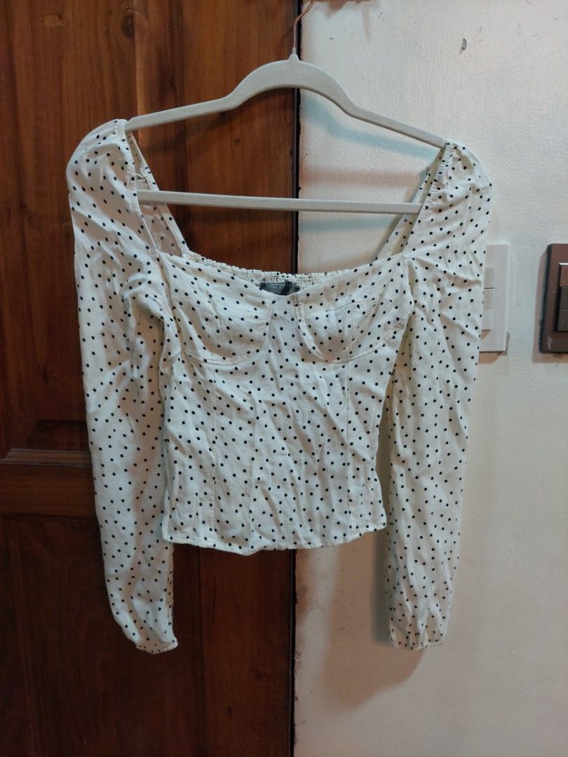 REFORMATION REIGN TOP (Category: Longsleeves) located in San Pedro. Submitted by cyanide.slug.cat (Listing ID 1468412162, Image 2). Description: xs 26-30" bust 18" length like new but may ripped sa left bust.