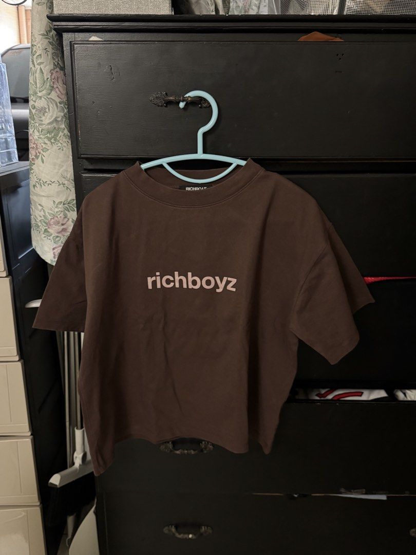 Richboyz T-Shirt (Category: Tshirts & Polo Shirts ) located in Angeles City. Submitted by max_05 (Listing ID 1468471607, Image 1). Description: Richboyz brown boxy crew neck t-shirt Size: Small (S) Color: Sangria Rfs: Decluttering.