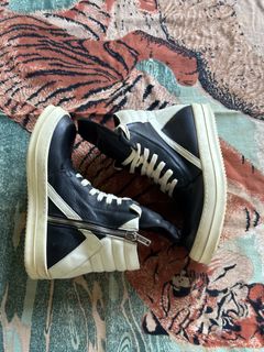 (Category: ) located in . Submitted by streetwear.collections (Listing ID 1468406965, Image 1). Description: .