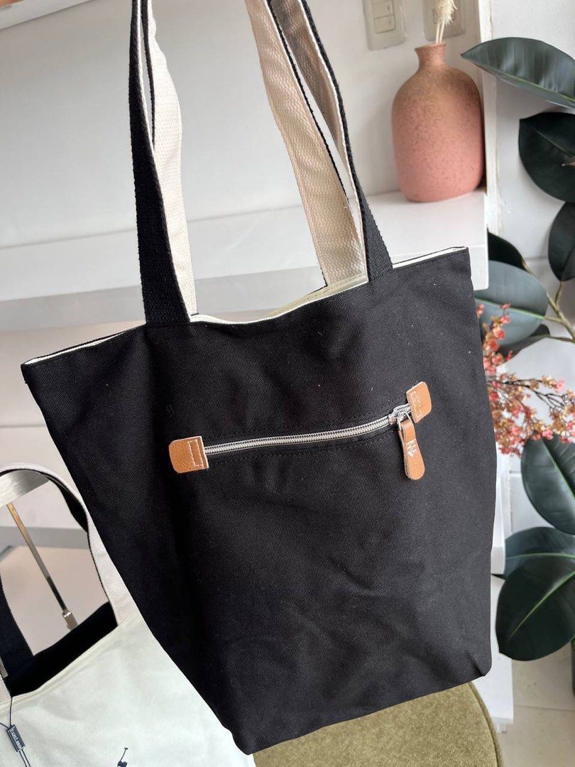 RL Reversible Tote (Category: Shoulder Bags) located in Binan City. Submitted by pinkykeenshop (Listing ID 1468404129, Image 3). Description: .