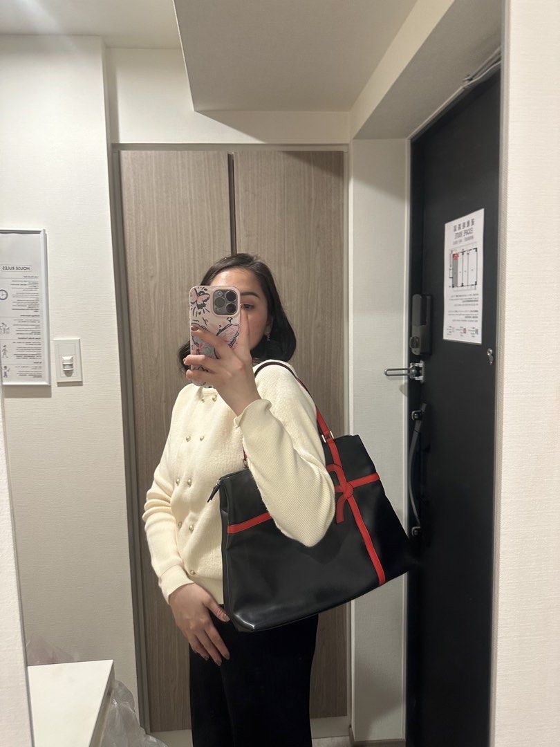 roberta di camerino genuine leather bag (Category: Tote Bags) located in Manila. Submitted by stack.in.it (Listing ID 1468413796, Image 3). Description: genuine leather.