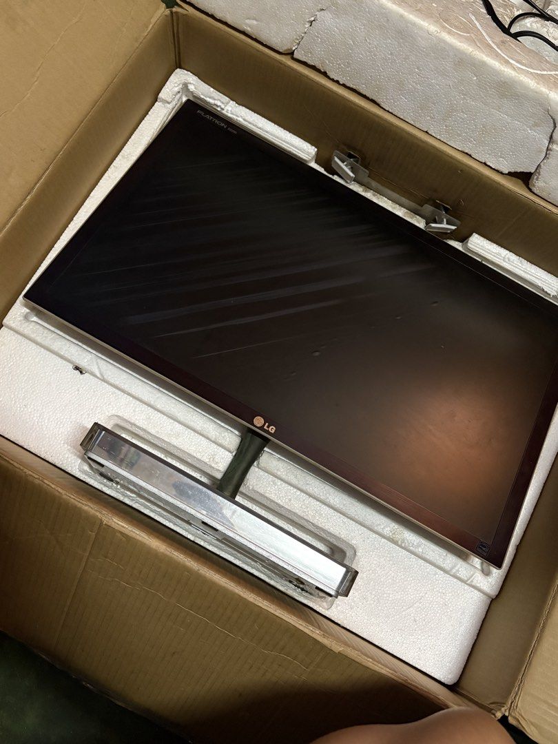 RUSH MONITOR LG (Category: Monitor Screens) located in Quezon City. Submitted by iamgrei (Listing ID 1468304588, Image 2). Description: Literally unused for years. What you see is what you get. Wag ka na mag reklamo sa price LG E2290V Silver, 55cm Flatron Bought for 31,990 before.