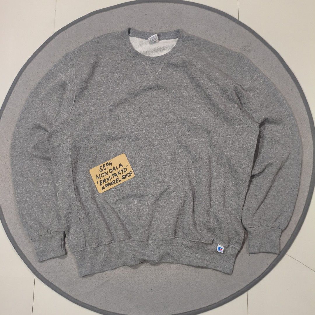 Russell athletic sweater (Category: Coats, Jackets and Outerwear) located in Calatrava. Submitted by ermitany0 (Listing ID 1468419807, Image 1). Description: Russell athletic sweater Good condition size: XL width x length: 25.5x29" issue: blue dot stain ( see photos ).