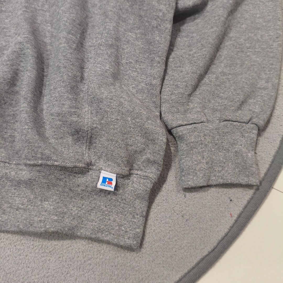Russell athletic sweater (Category: Coats, Jackets and Outerwear) located in Calatrava. Submitted by ermitany0 (Listing ID 1468419807, Image 3). Description: Russell athletic sweater Good condition size: XL width x length: 25.5x29" issue: blue dot stain ( see photos ).