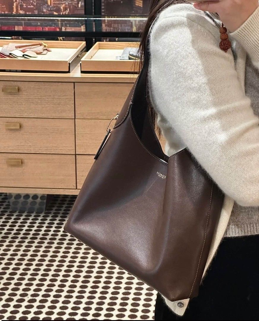 SALE : COACH BROOKLYN 28 (Category: Shoulder Bags) located in Pasig City. Submitted by titalana2011991 (Listing ID 1468402295, Image 2). Description: Complete Inclusions.