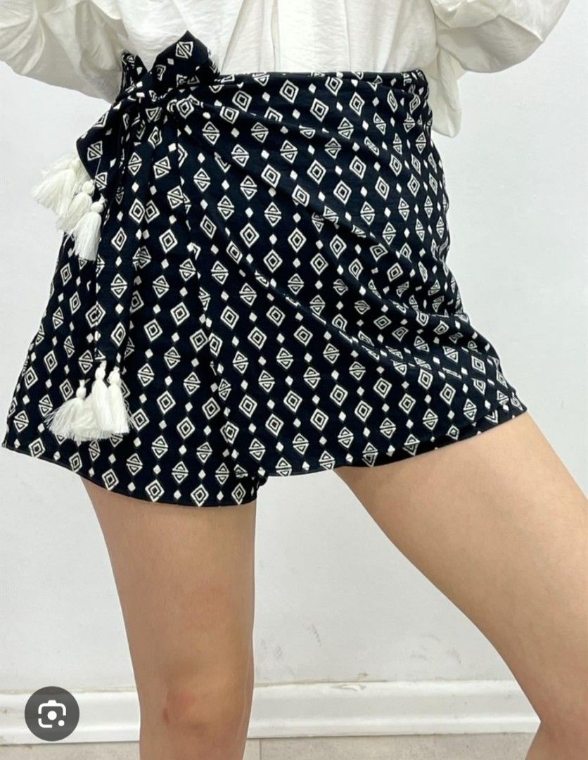 Sale! Zara Printed Skort (Category: Other Bottoms) located in Baguio. Submitted by k_style_co_preloved (Listing ID 1468340547, Image 2). Description: ON SALE! SALE! SALE! 🎉 ✨ SALE GUIDELINES ✨ 📌 Fixed Price Only – All sale items are offered at their final prices. No haggling or further negotiations, please. ❤️ 📏 Flat-Lay Measurements: waist: 16 inches length: 16 inches 🔎 Flaws/Remarks: Authentic zara 💯. Preloved im good condition 9/10 💸 PAY
