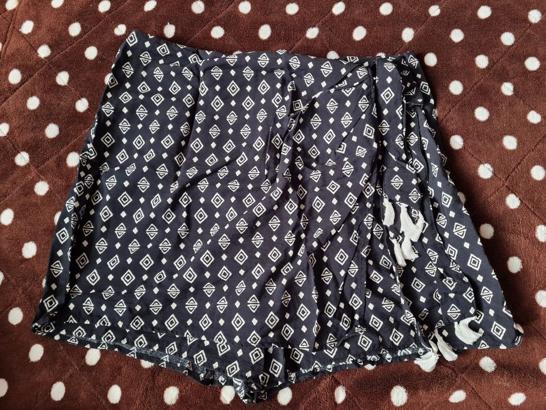 Sale! Zara Printed Skort (Category: Other Bottoms) located in Baguio. Submitted by k_style_co_preloved (Listing ID 1468340547, Image 3). Description: ON SALE! SALE! SALE! 🎉 ✨ SALE GUIDELINES ✨ 📌 Fixed Price Only – All sale items are offered at their final prices. No haggling or further negotiations, please. ❤️ 📏 Flat-Lay Measurements: waist: 16 inches length: 16 inches 🔎 Flaws/Remarks: Authentic zara 💯. Preloved im good condition 9/10 💸 PAY