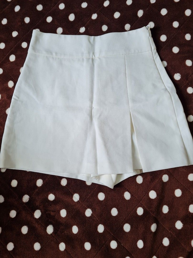 Sale! Zara Skort (Category: Shorts) located in Baguio. Submitted by k_style_co_preloved (Listing ID 1468308070, Image 2). Description: ON SALE! SALE! SALE! 🎉 ✨ SALE GUIDELINES ✨ 📌 Fixed Price Only – All sale items are offered at their final prices. No haggling or further negotiations, please. ❤️ 📏 Flat-Lay Measurements: waist: 13 inches length: 14.5 inches 🔎 Flaws/Remarks: Authentic zara 💯. There is washable dirt from storage so I am selling
