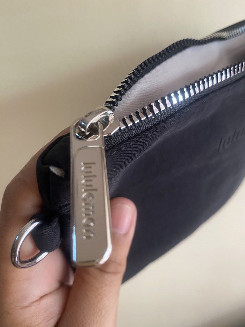 💯sale!!🍋lululemon pouch (Category: Luxury Bags & Wallets) located in San Luis. Submitted by scarlet012 (Listing ID 1468288608, Image 2). Description: sale!!!sale!! 💯original like new.