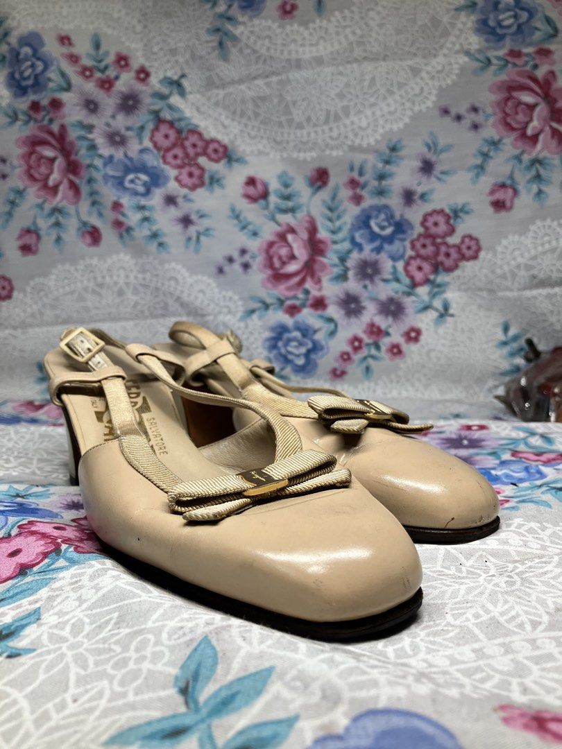 SALVATORE FERRAGAMO SATIN BOW PUMPS (Category: Heels) located in General Mariano Alvarez. Submitted by adonid (Listing ID 1468345875, Image 3). Description: SALVATORE FERRAGAMO SATIN BOW PUMPS GOOD CONDITION NORMAL SIGN OF USAGE ONLY SIZE 6 WOMEN.