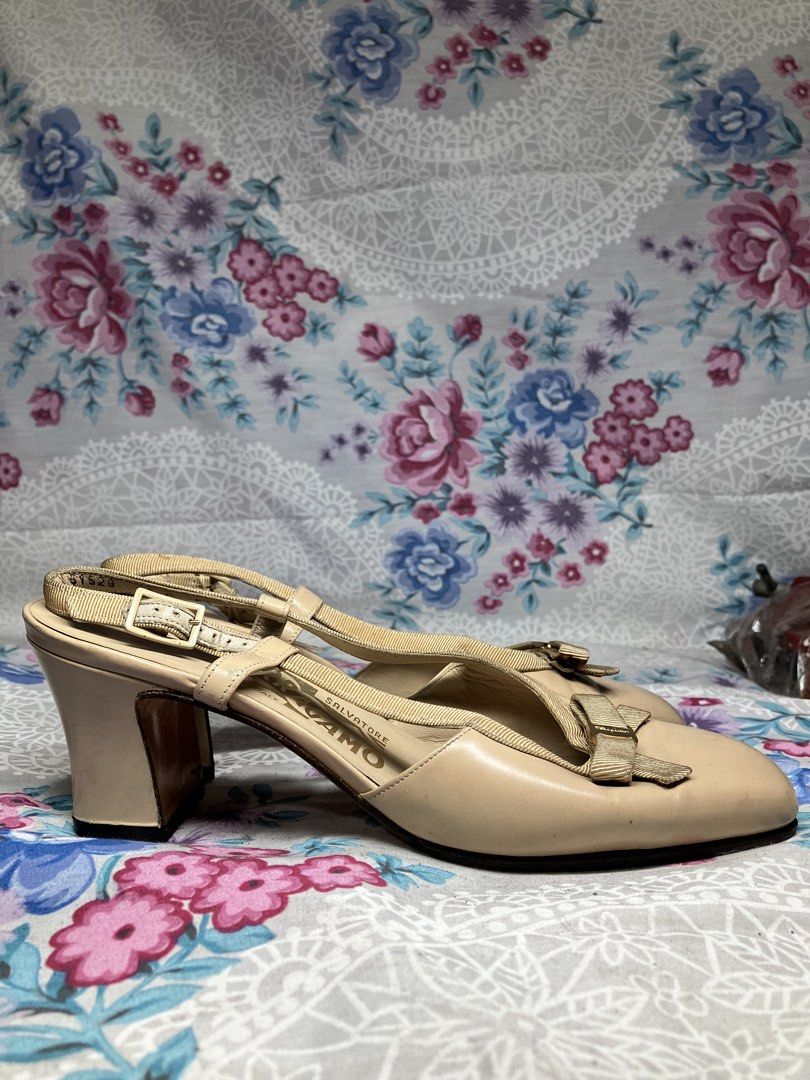 SALVATORE FERRAGAMO SATIN BOW PUMPS (Category: Heels) located in General Mariano Alvarez. Submitted by adonid (Listing ID 1468345875, Image 1). Description: SALVATORE FERRAGAMO SATIN BOW PUMPS GOOD CONDITION NORMAL SIGN OF USAGE ONLY SIZE 6 WOMEN.