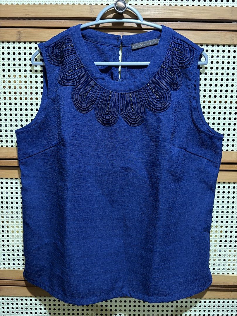 SAMLIN Ladies Blue Sleeveless Blouse (Category: Sleeveless) located in Pasig City. Submitted by jenfiles (Listing ID 1468443321, Image 1). Description: - Brand: SAMLIN Ladies - Size: XL.
