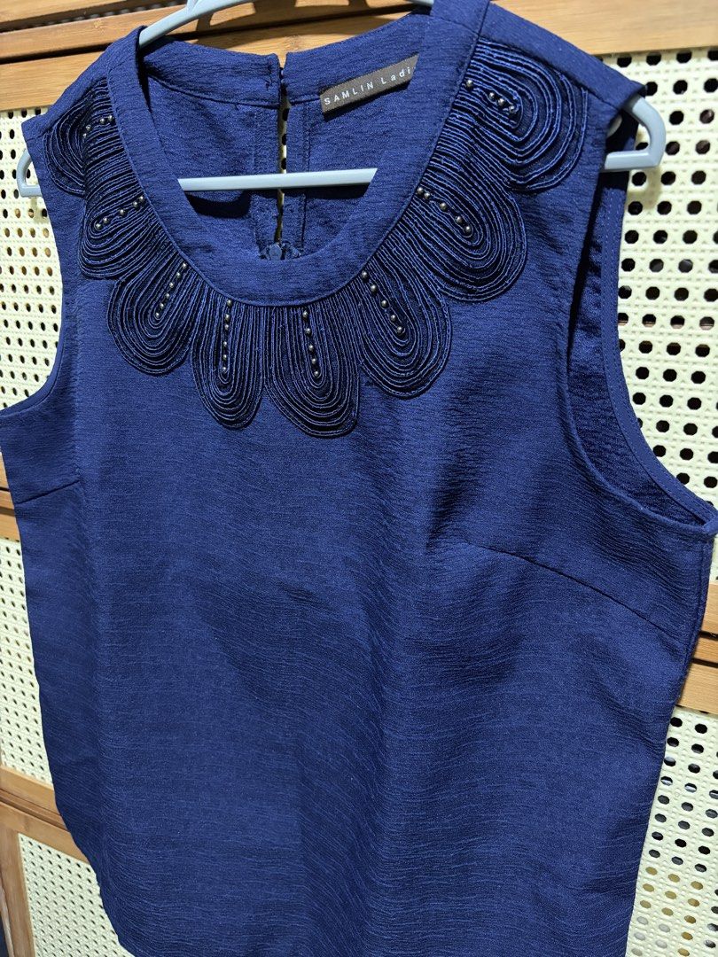 SAMLIN Ladies Blue Sleeveless Blouse (Category: Sleeveless) located in Pasig City. Submitted by jenfiles (Listing ID 1468443321, Image 3). Description: - Brand: SAMLIN Ladies - Size: XL.
