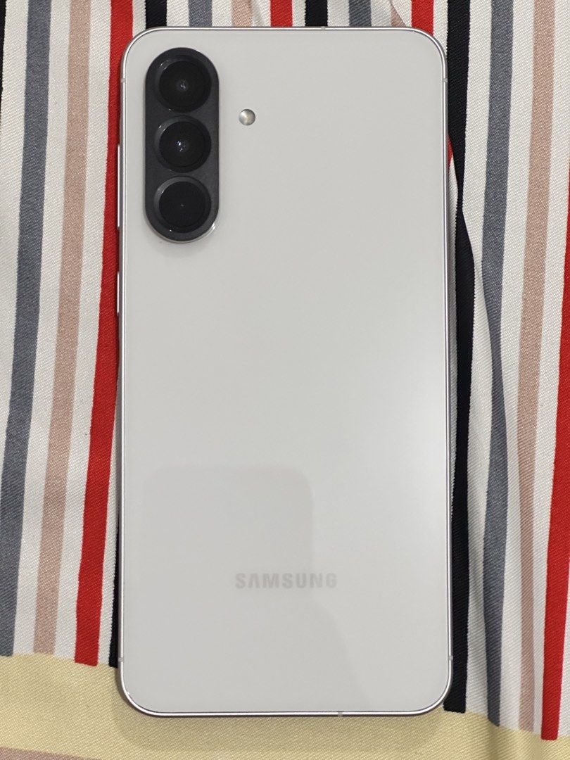 Samsung A56 (Category: Samsung) located in Tarlac. Submitted by john_lansangan (Listing ID 1468433254, Image 2). Description: 📱 FOR SALE: SAMSUNG GALAXY A56 5G ✨ 8GB RAM + 256GB ROM (AWESOME WHITE) 💰 PRICE: ₱13,000 — SLIGHTLY NEGOTIABLE Looking for a stylish phone with a smooth display, great cameras, and reliable performance? Get this Samsung Galaxy A56 5G at an affordable second-hand price! 🔥 KEY SPECIFICATIONS * 📱 Display: 6.7-inch FHD+ Su
