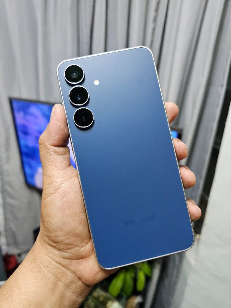 Samsung Galaxy S25 FE (Category: Samsung) located in Quezon City. Submitted by cfvjhay (Listing ID 1468285787, Image 2). Description: no issue 256gb looks new unit and case only test and check all u want.