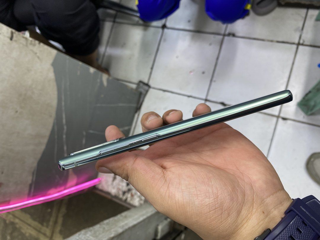 Samsung Note 20 5G (Category: Samsung) located in Pasig City. Submitted by marcrafael (Listing ID 1465433838, Image 3). Description: 📱 SAMSUNG GALAXY NOTE 20 5G — 128GB 🇺🇸 US VERIZON VARIANT 💰 ₱8,500 NEGOTIABLE 🔄 OPEN FOR SWAP + CASH QUICK SPECS: • 8GB RAM + 128GB ROM • Snapdragon 865+ Processor • 6.7” Dynamic AMOLED 2X • 5G | eSIM + Physical SIM • On-display Fingerprint Scanner • Triple Rear Camera 🎮 GOOD FOR HEAVY GAMING! ⚠️ ISSUE: Slight
